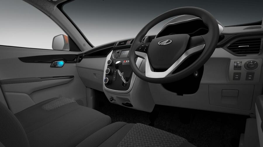 Интерьер Mahindra KUV100 2016 года  (фото 7 из 8)